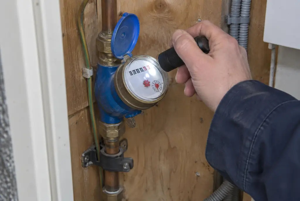 Lekdetectie Nijkerk – watermeter in de meterkast controleren met een zaklamp